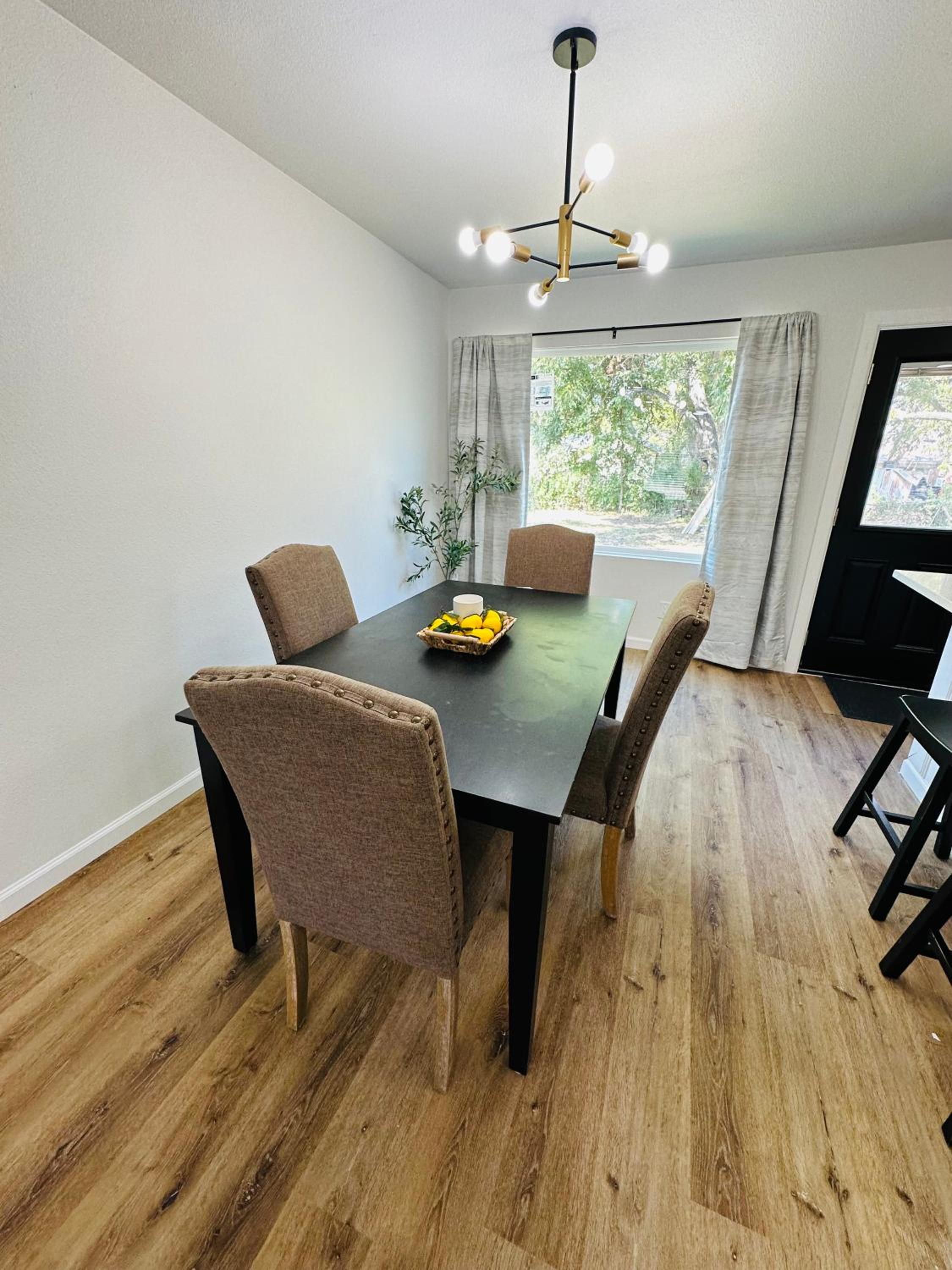 Cozy HOME Entire Place 4BR 2BA Contemporary Chic view 4