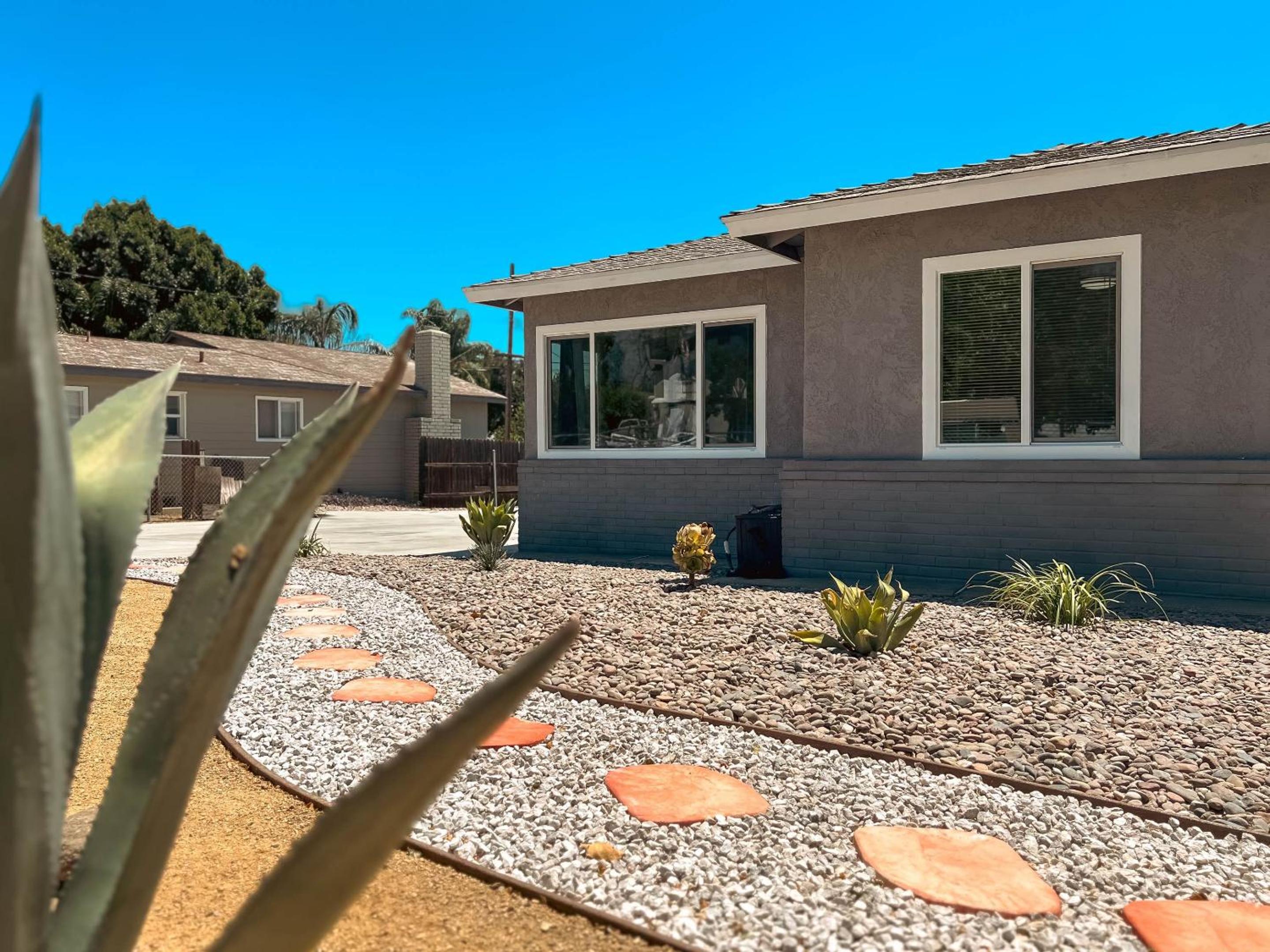 Modern Retreat with Spacious Yard & Cozy Interiors view 3