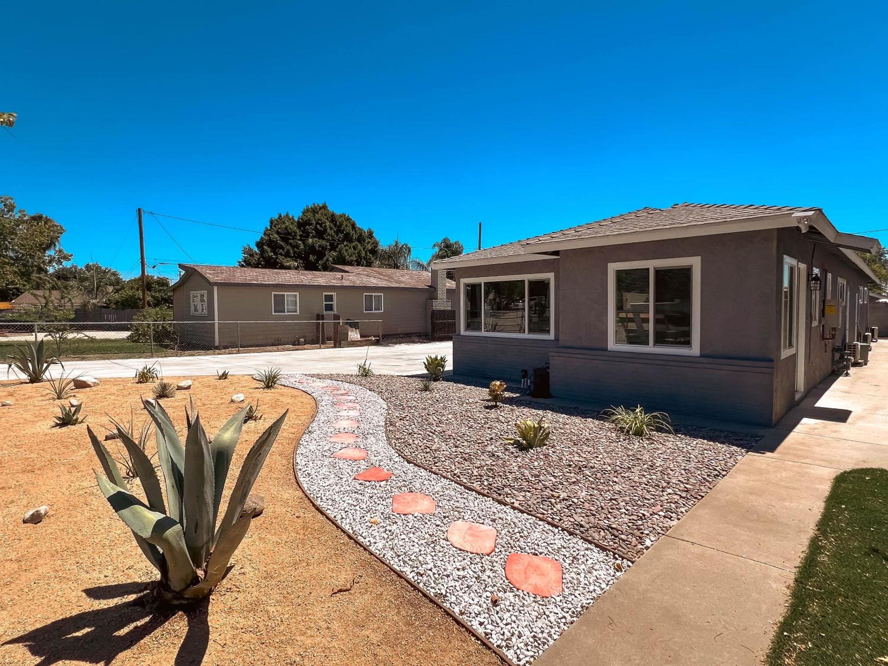 Modern Retreat with Spacious Yard & Cozy Interiors view 4