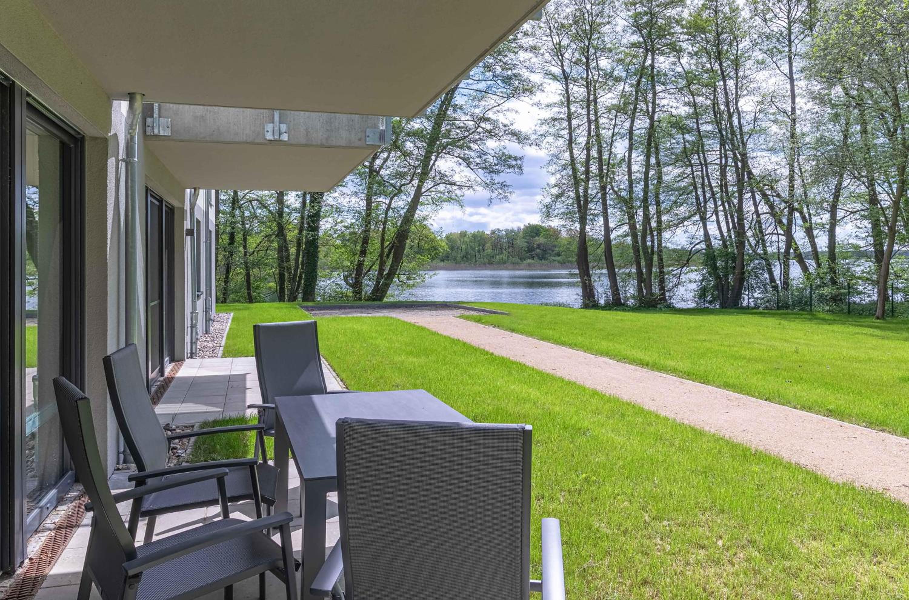 Mooswinkel - Stilvolles Apartment mit Terrasse & Wellness am Krakower See