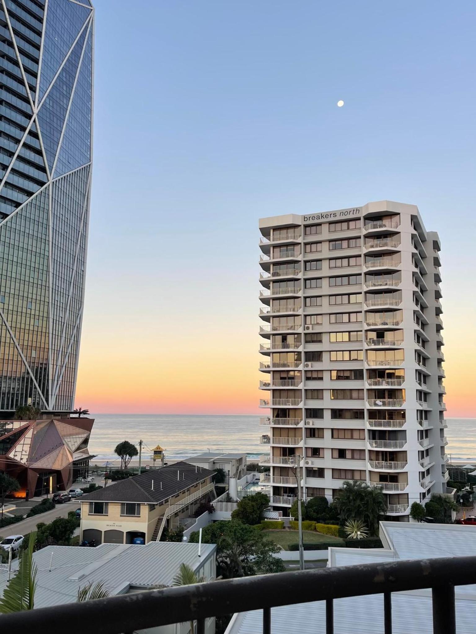 Surfers Paradise 1 bedroom apartment Bright, Spacious, 3 min to Beach, Stunning Views