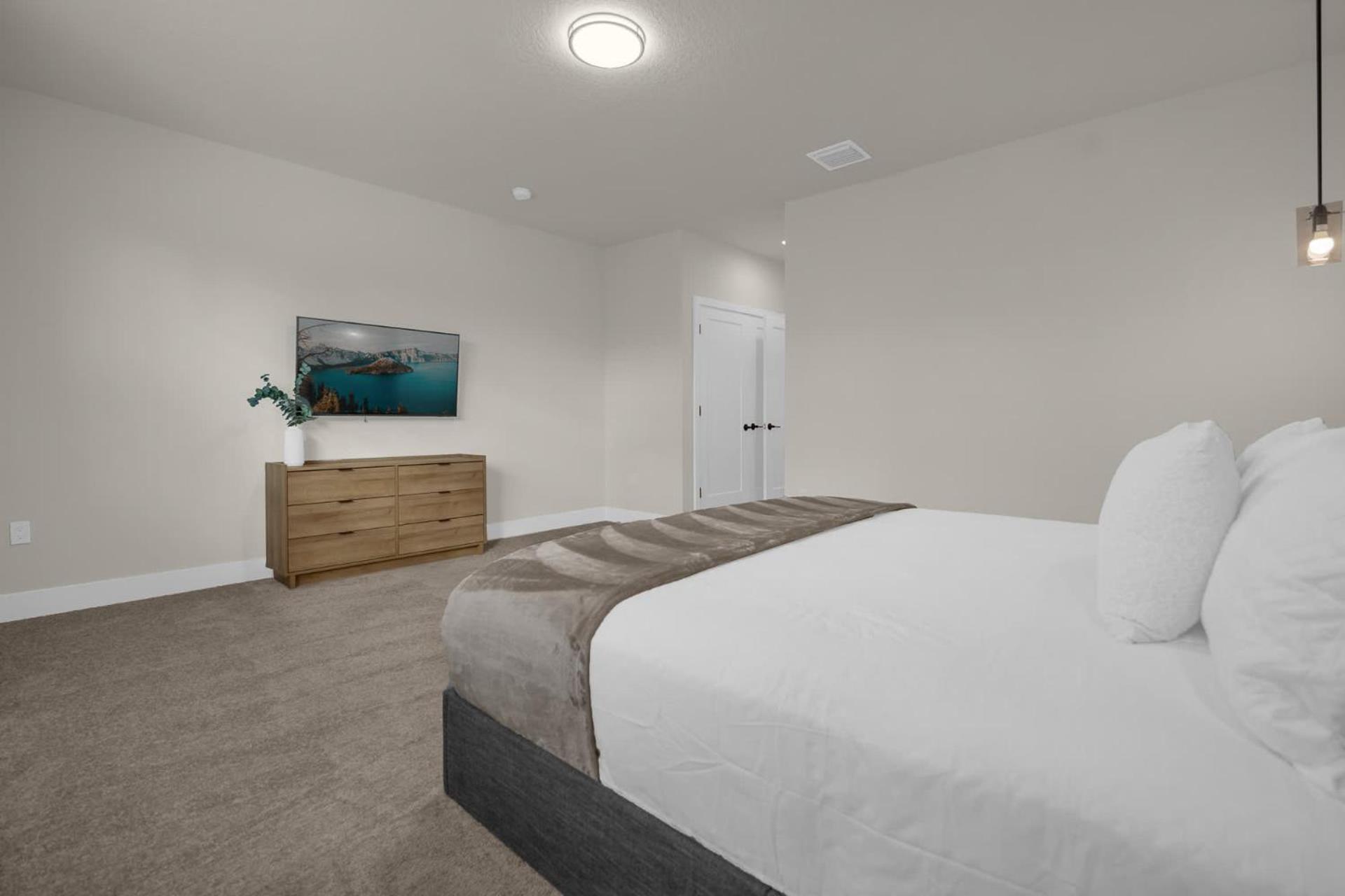 Upstay - Modern Home w Pool in New Development