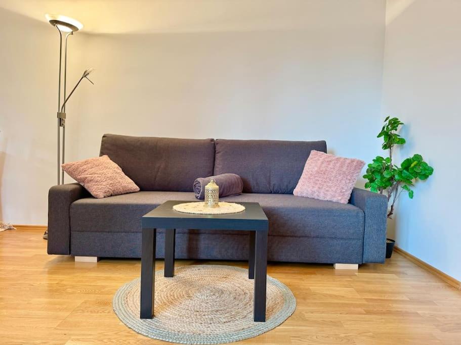 Happy Home near Airport with Free Parking