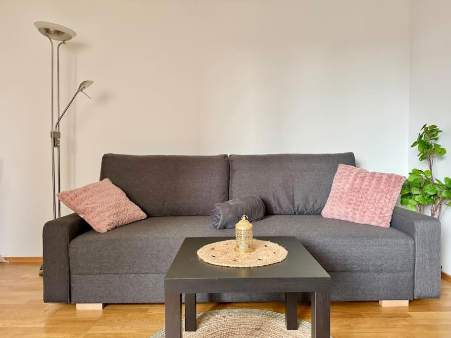 Happy Home near Airport with Free Parking