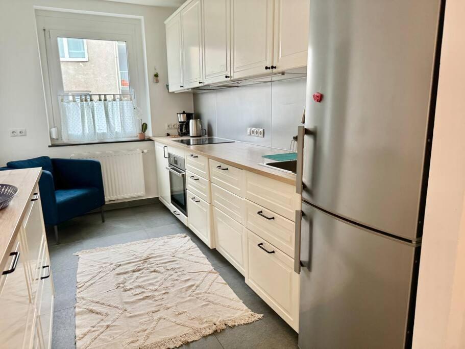 Happy Home near Airport with Free Parking