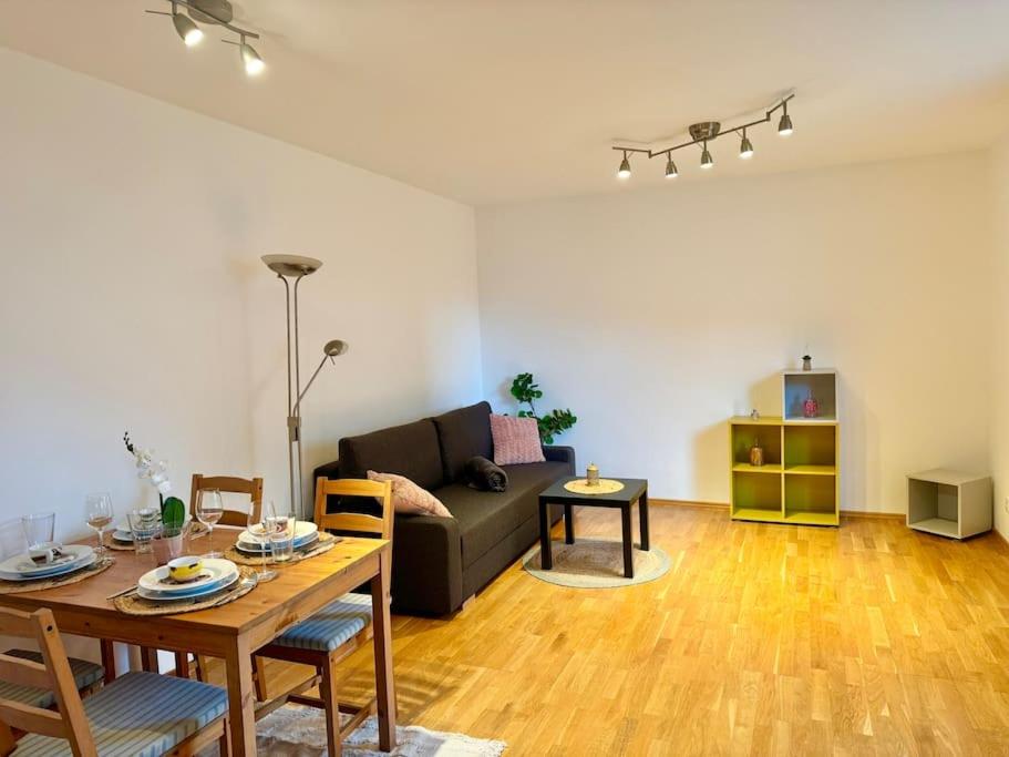 Happy Home near Airport with Free Parking