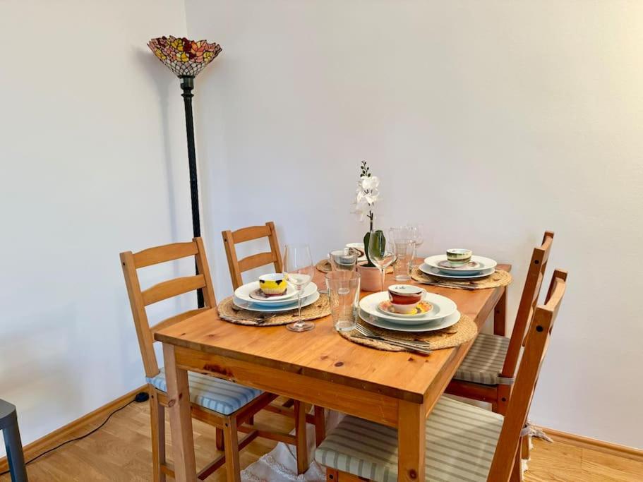 Happy Home near Airport with Free Parking