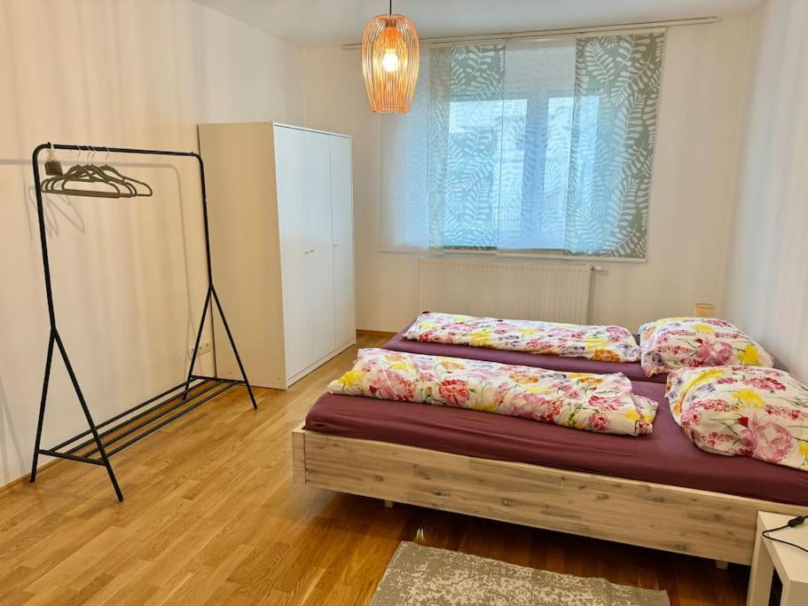 Happy Home near Airport with Free Parking