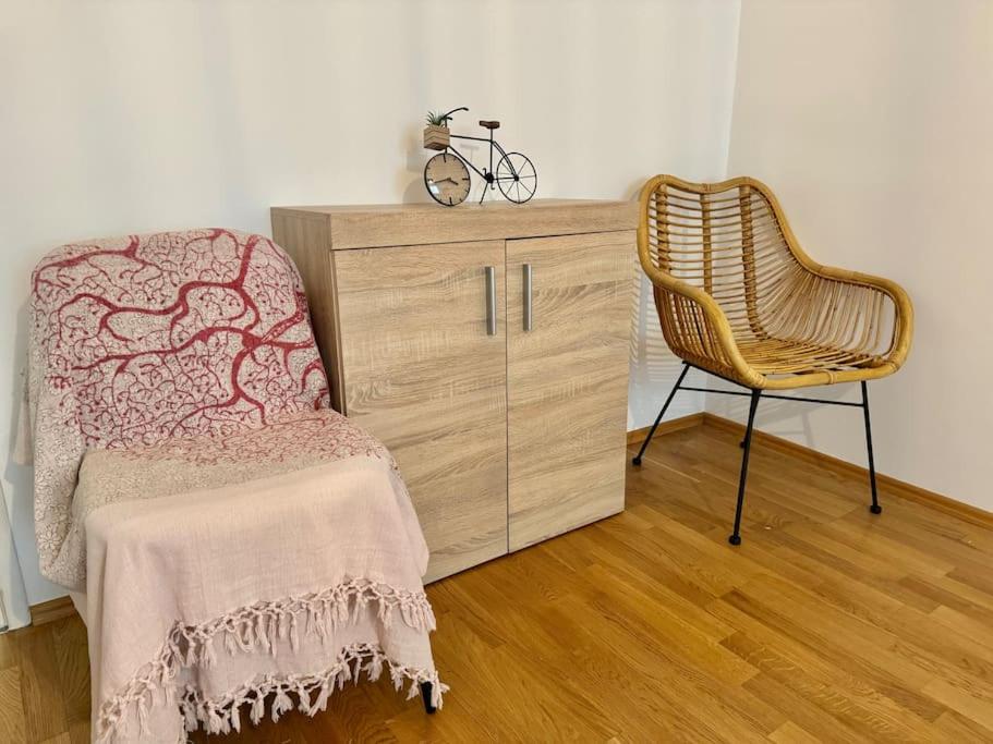 Happy Home near Airport with Free Parking