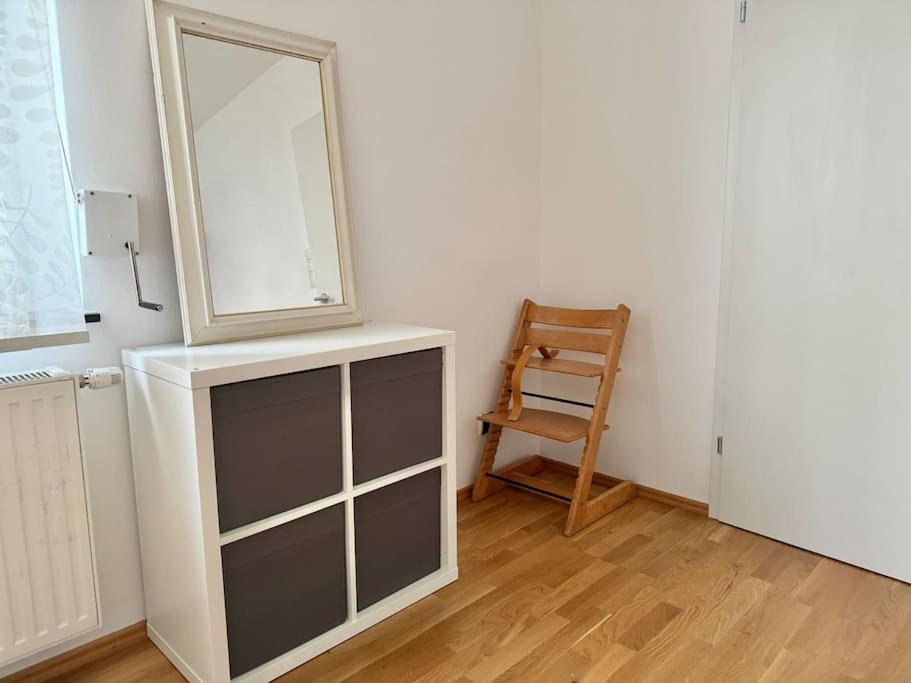 Happy Home near Airport with Free Parking