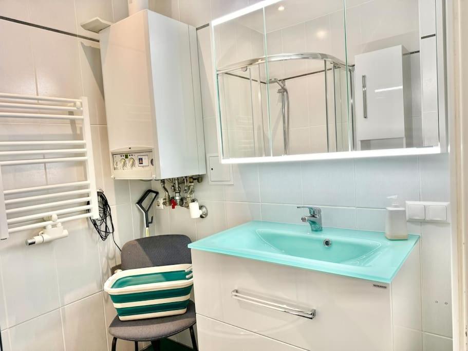 Happy Home near Airport with Free Parking