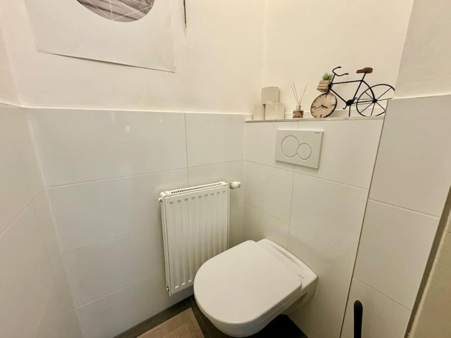Happy Home near Airport with Free Parking