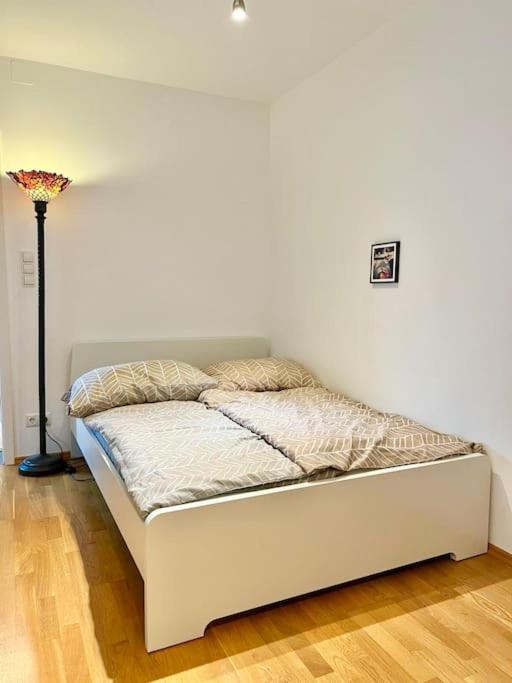 Happy Home near Airport with Free Parking