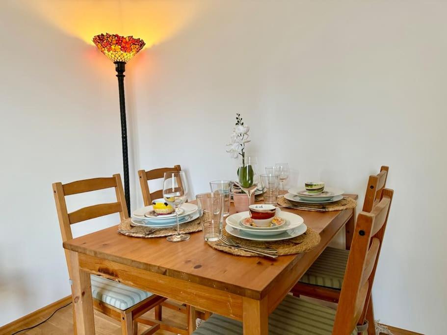 Happy Home near Airport with Free Parking
