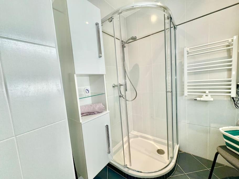 Happy Home near Airport with Free Parking