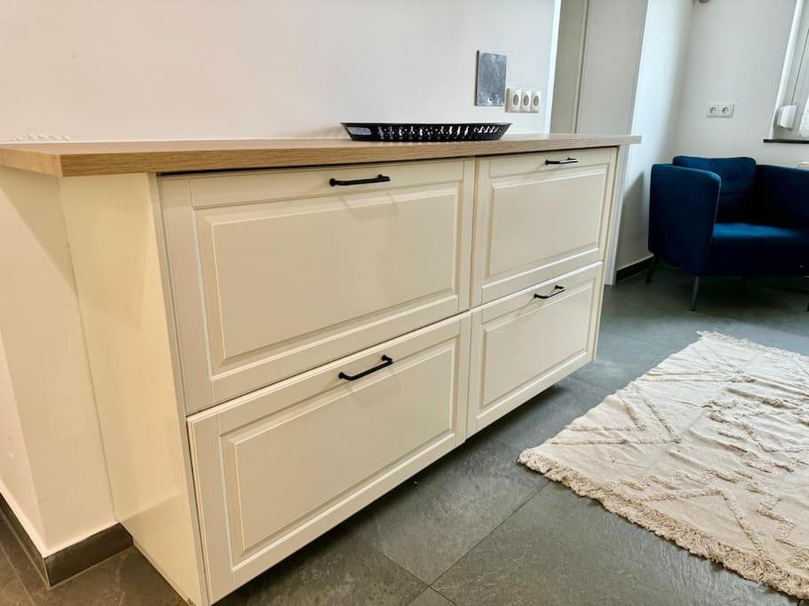 Happy Home near Airport with Free Parking