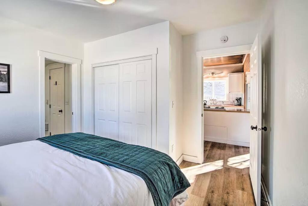 Rustic Mountain Oasis with King Bed and Pet Friendly