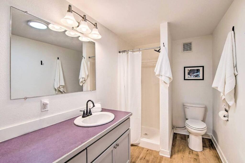 Rustic Mountain Oasis with King Bed and Pet Friendly