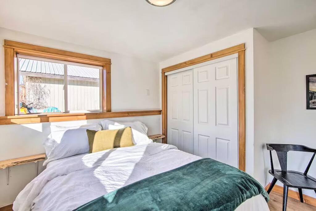 Rustic Mountain Oasis with King Bed and Pet Friendly