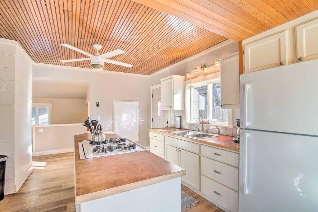 Rustic Mountain Oasis with King Bed and Pet Friendly
