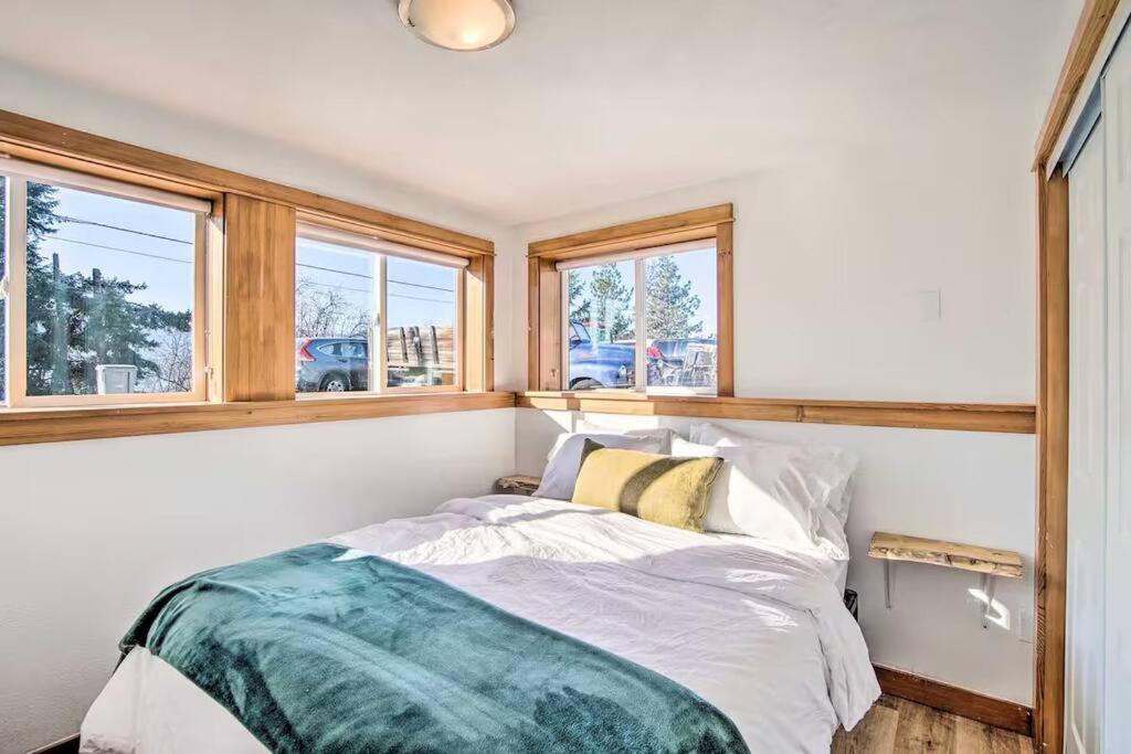 Rustic Mountain Oasis with King Bed and Pet Friendly