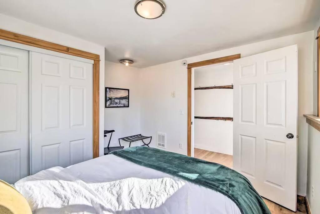 Rustic Mountain Oasis with King Bed and Pet Friendly