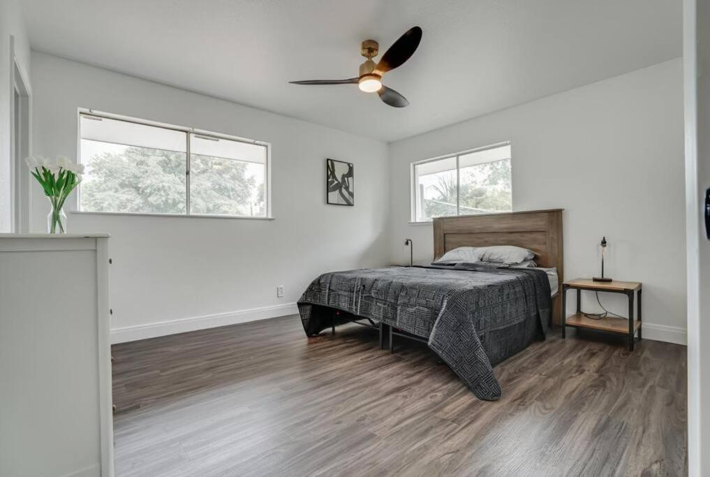 Cozy Retreat Near Downtown SA view 3