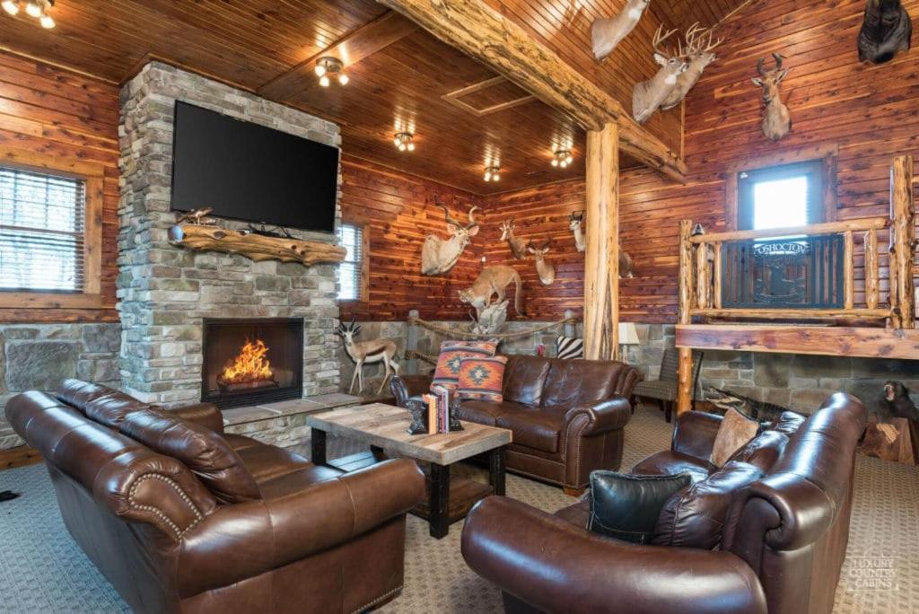 Stunning Cedar Log Home with Panoramic Views - Hot Tub - Game Bar & Theatre Rooms view 3