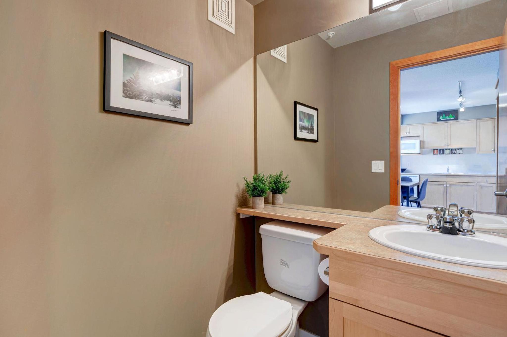 Cozy Condo with Epic Mountain Views, Parking, Air Con