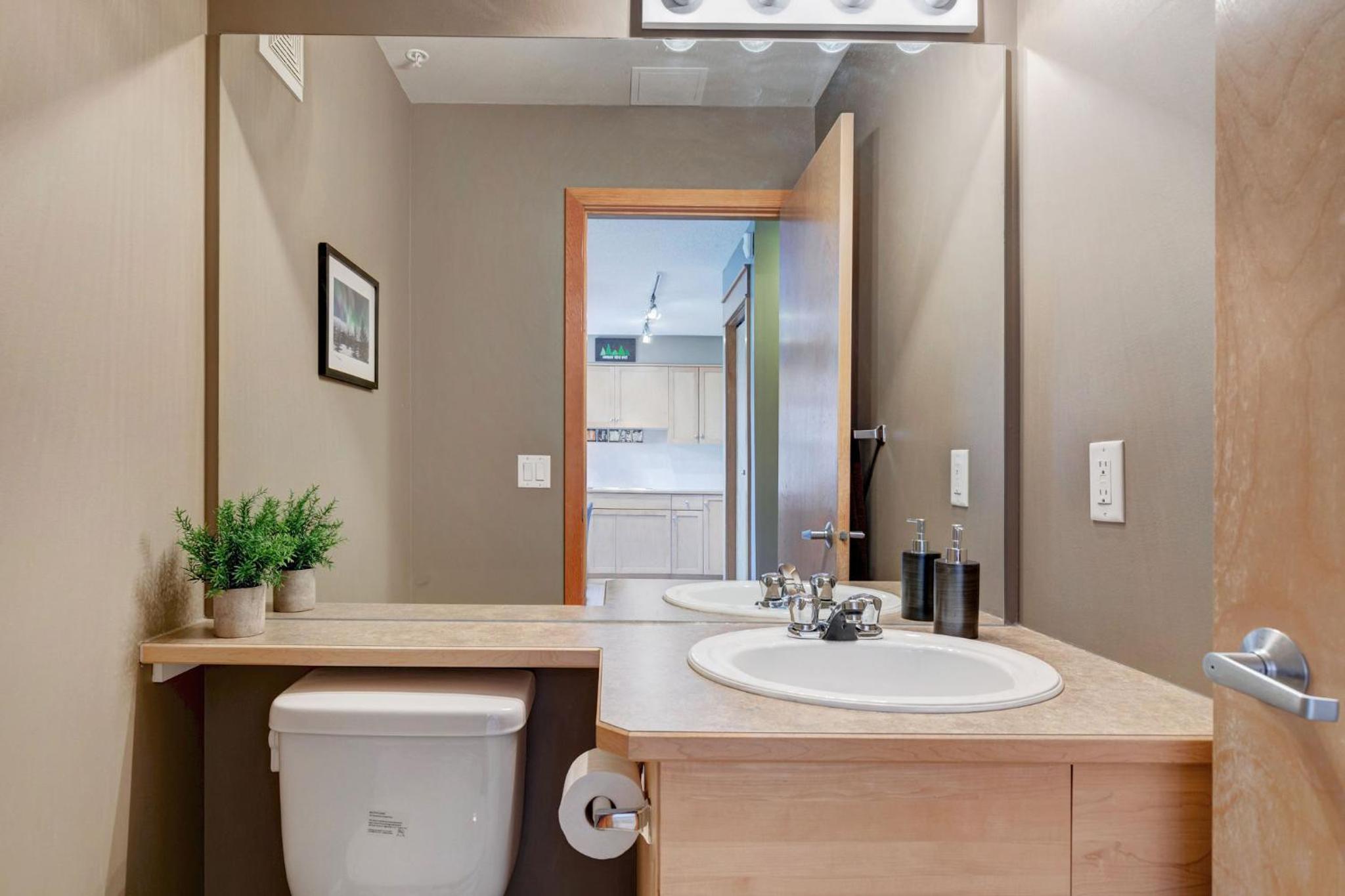 Cozy Condo with Epic Mountain Views, Parking, Air Con
