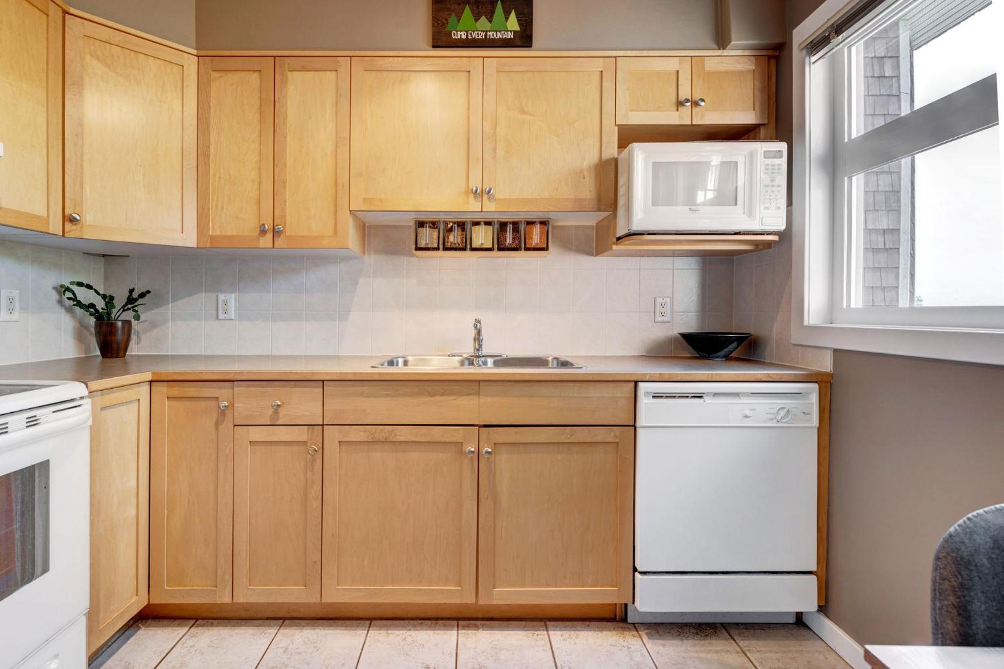 Cozy Condo with Epic Mountain Views, Parking, Air Con