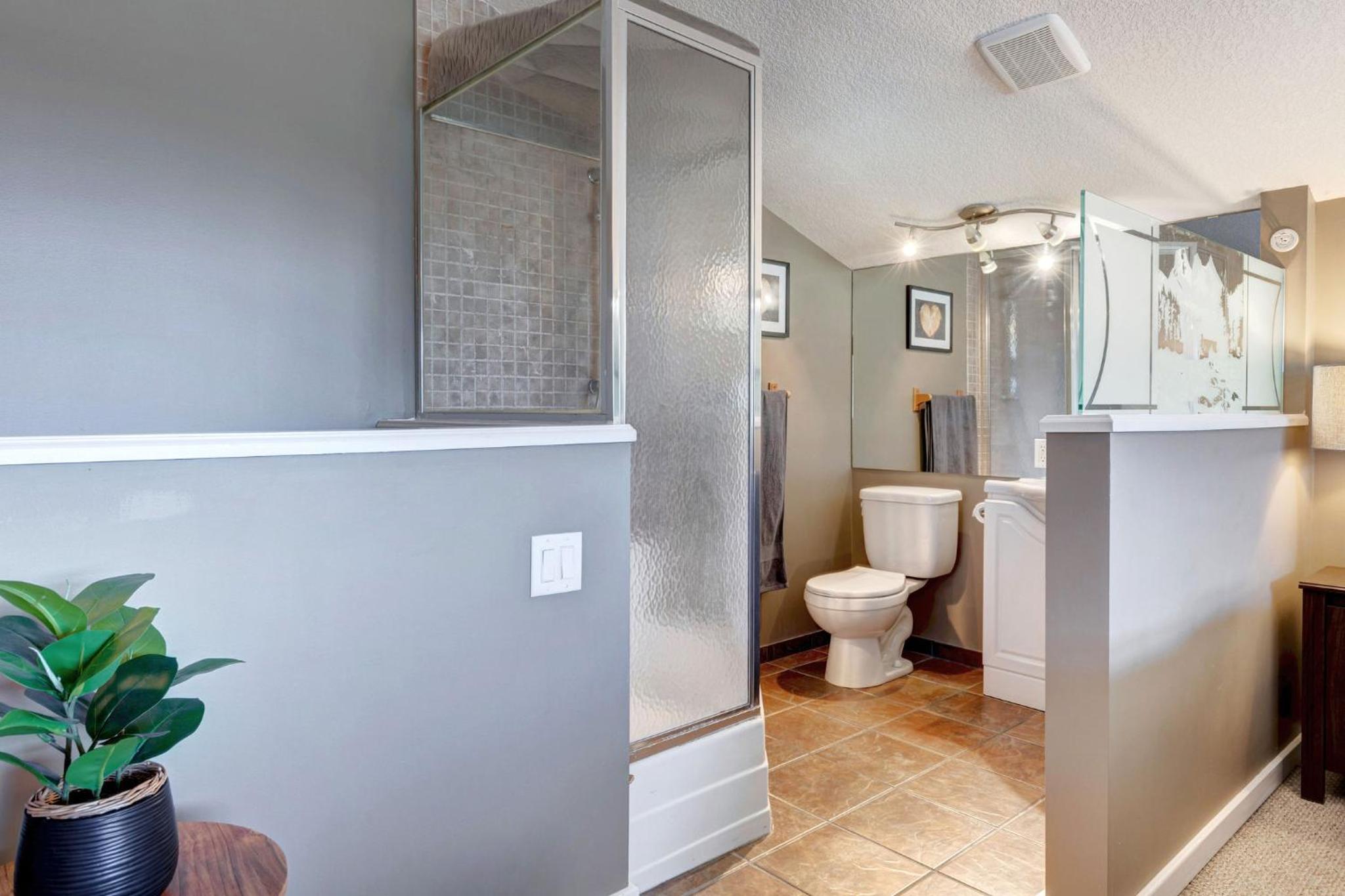 Cozy Condo with Epic Mountain Views, Parking, Air Con