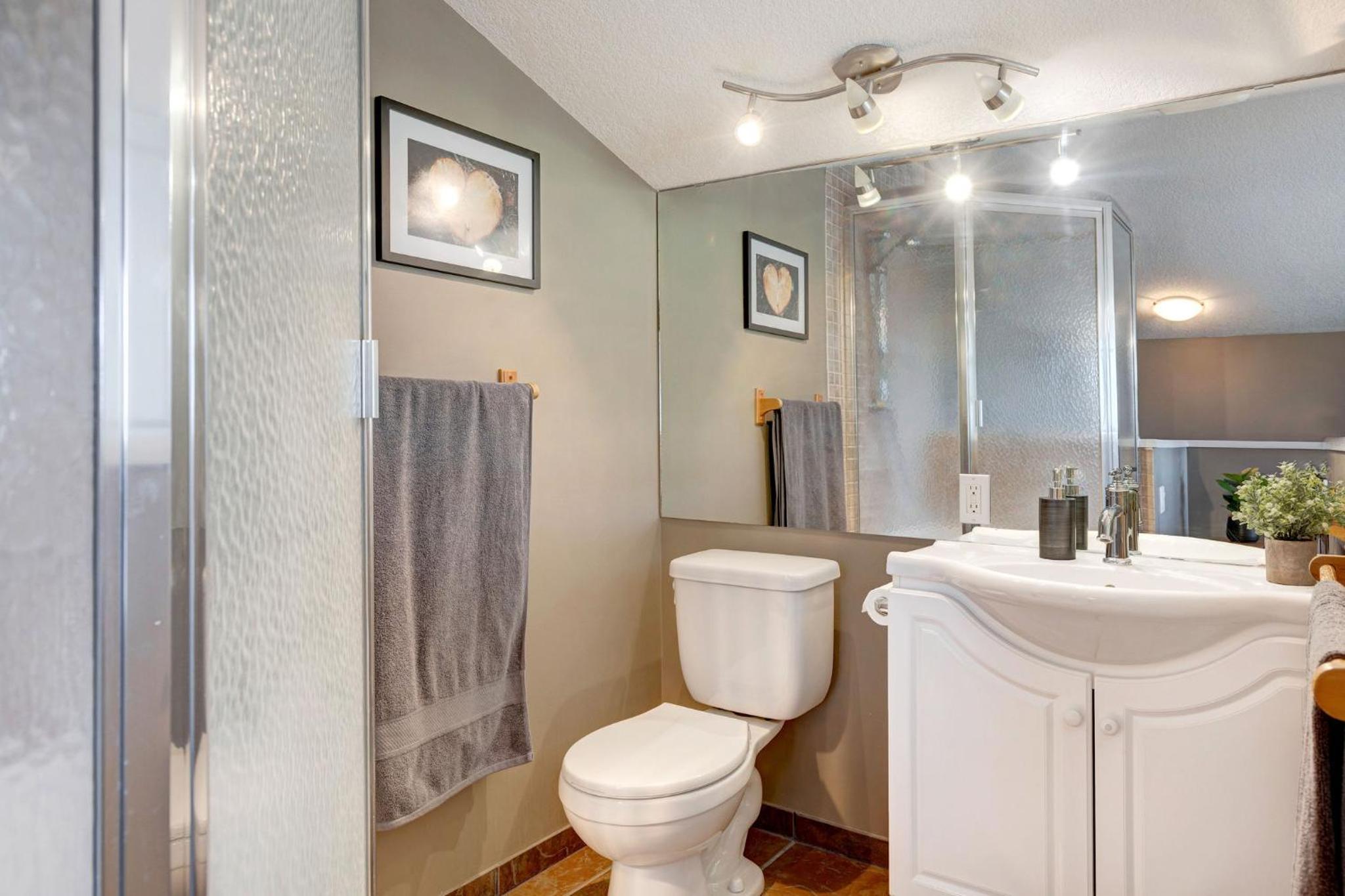 Cozy Condo with Epic Mountain Views, Parking, Air Con