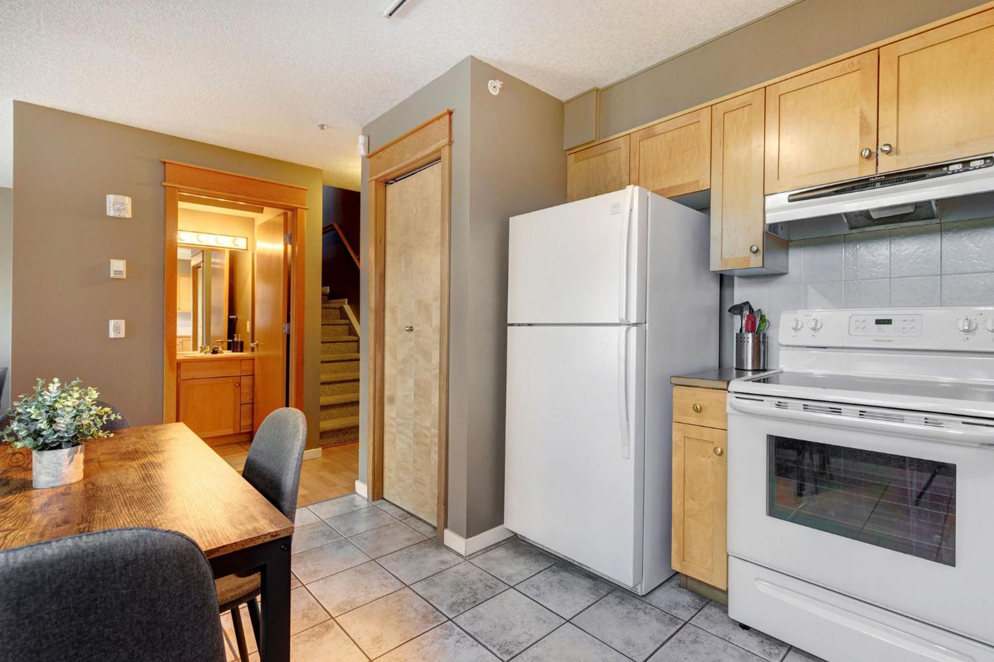 Cozy Condo with Epic Mountain Views, Parking, Air Con