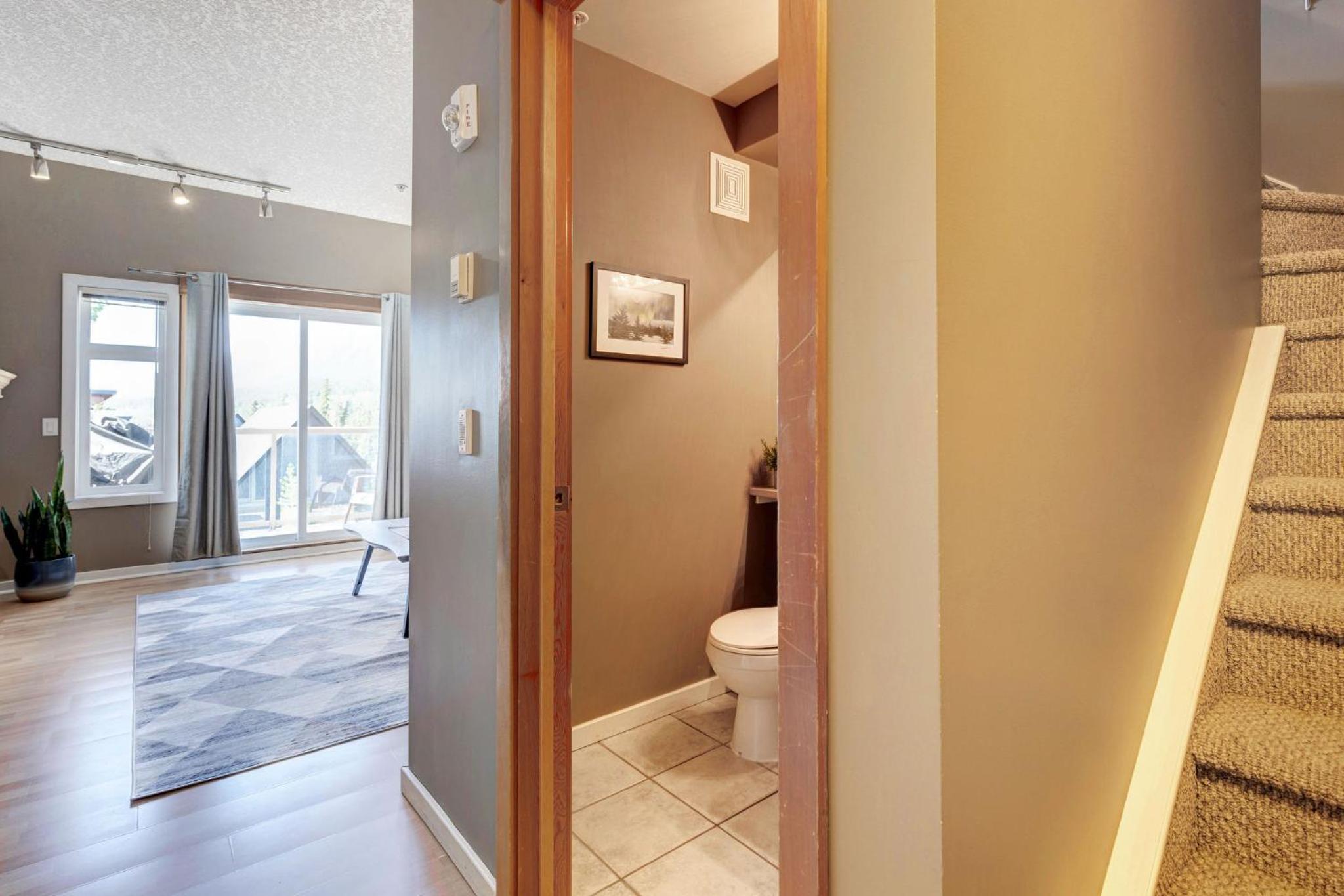Cozy Condo with Epic Mountain Views, Parking, Air Con