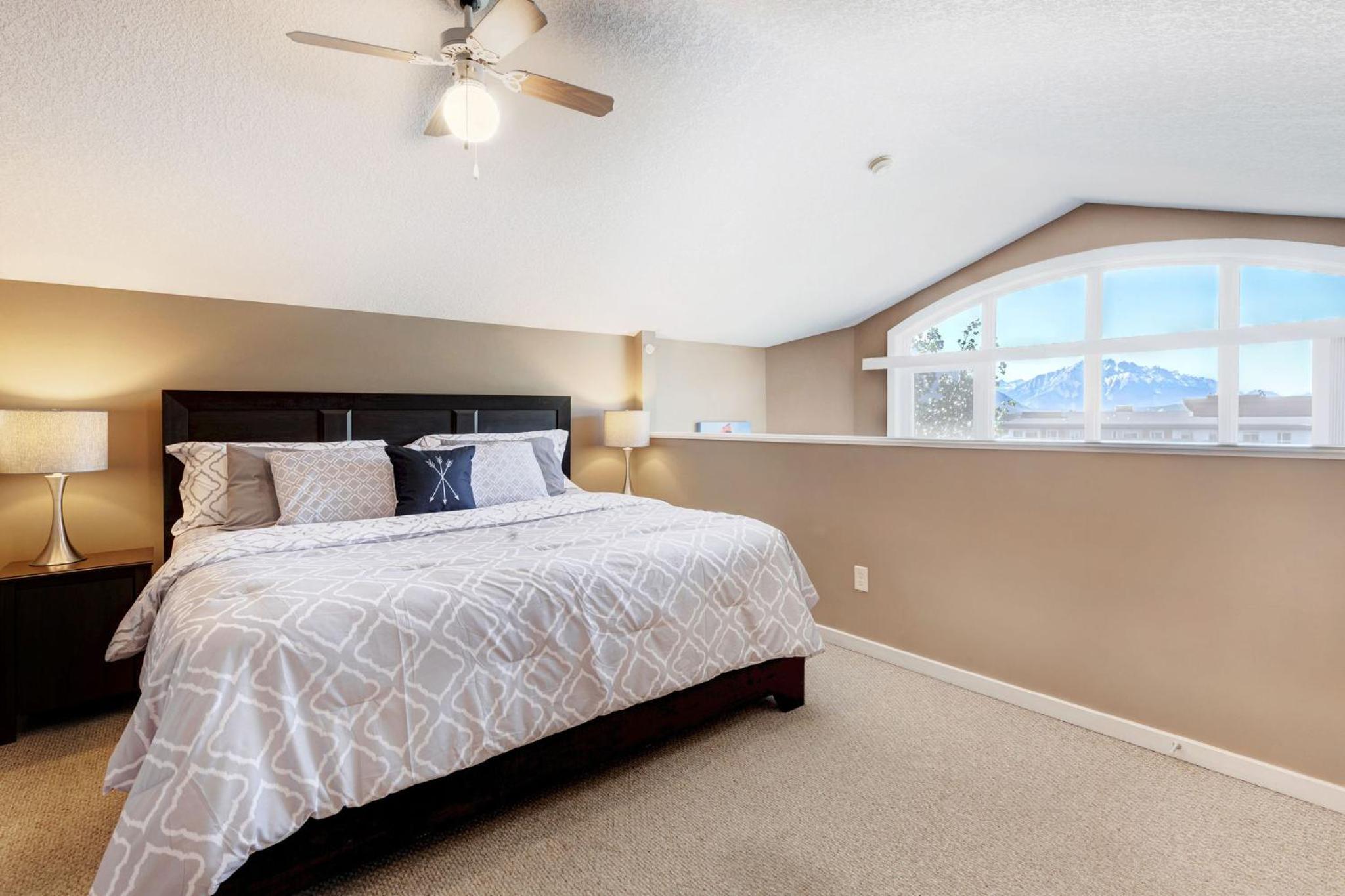 Cozy Condo with Epic Mountain Views, Parking, Air Con