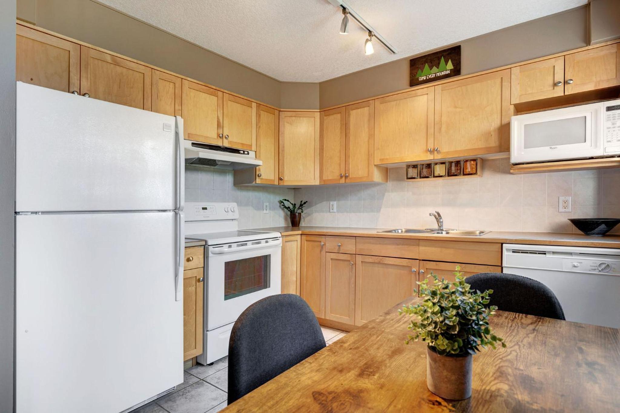 Cozy Condo with Epic Mountain Views, Parking, Air Con