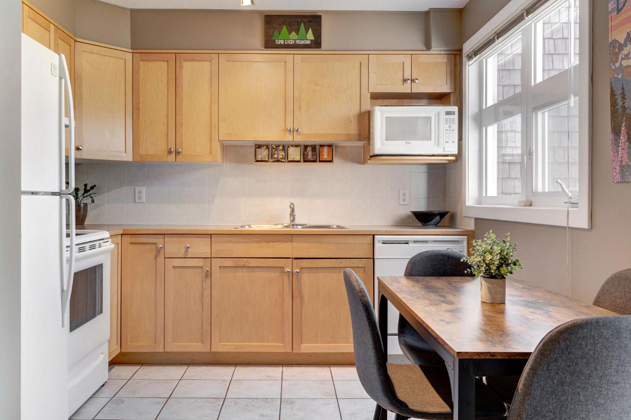 Cozy Condo with Epic Mountain Views, Parking, Air Con