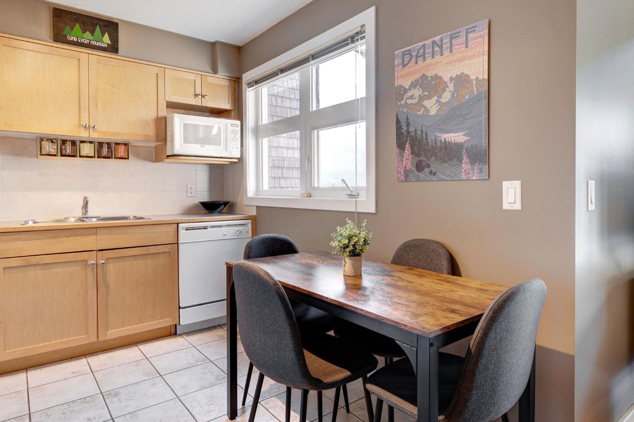 Cozy Condo with Epic Mountain Views, Parking, Air Con