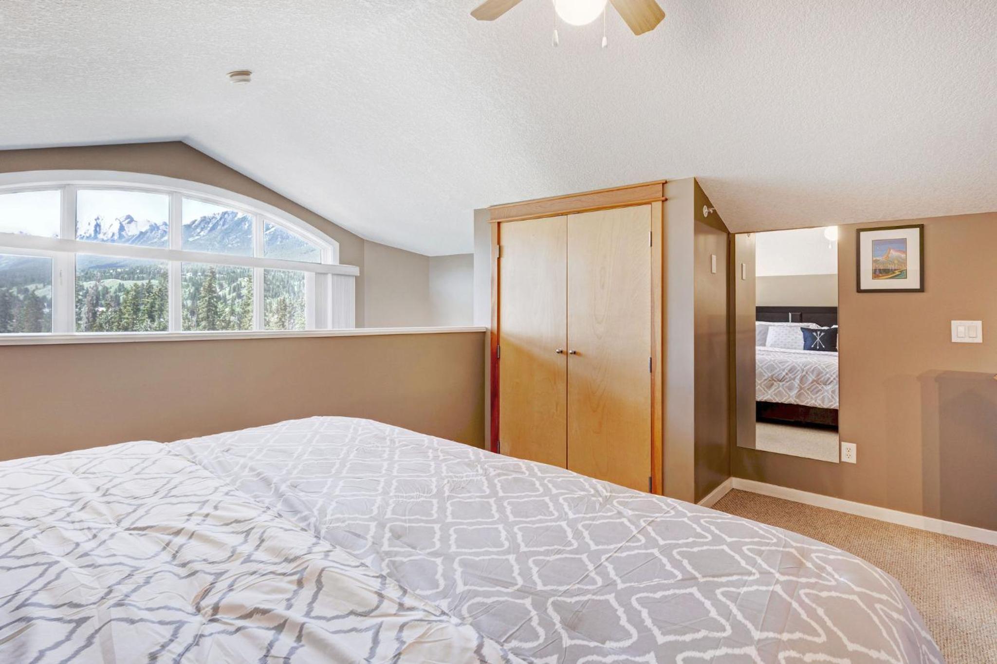 Cozy Condo with Epic Mountain Views, Parking, Air Con