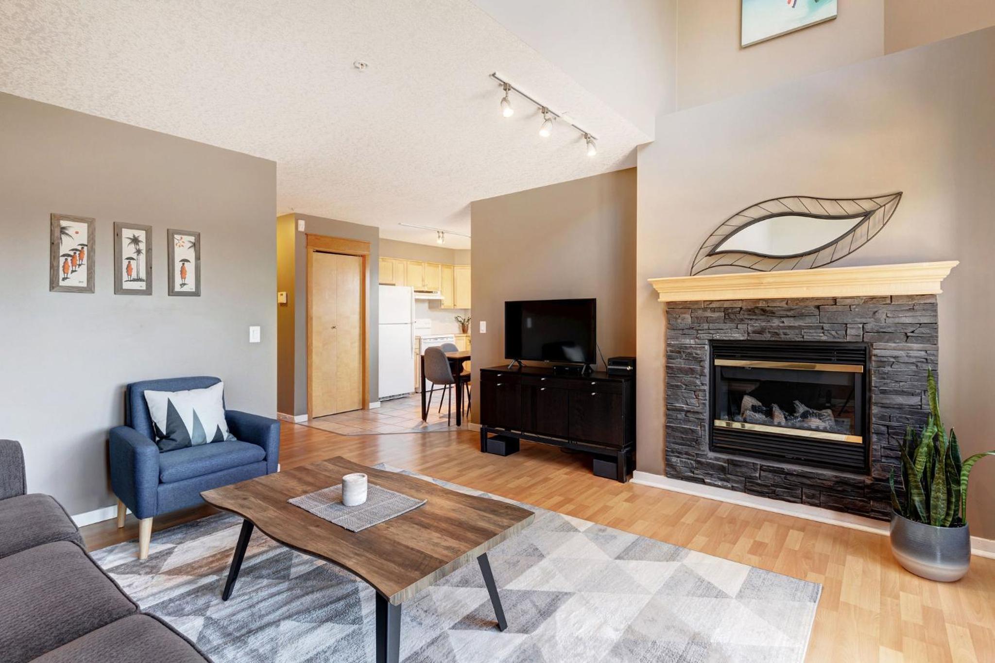 Cozy Condo with Epic Mountain Views, Parking, Air Con