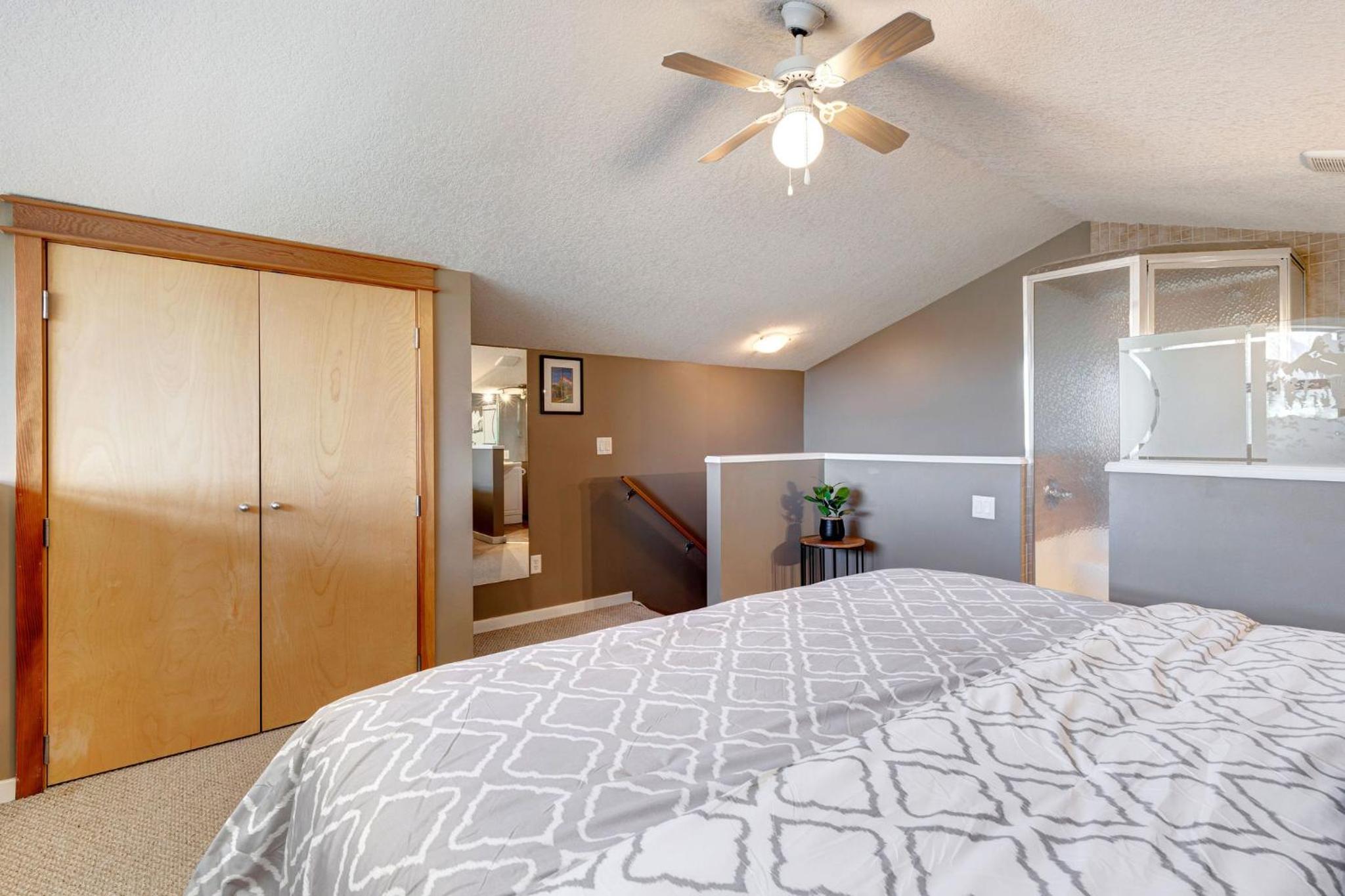 Cozy Condo with Epic Mountain Views, Parking, Air Con