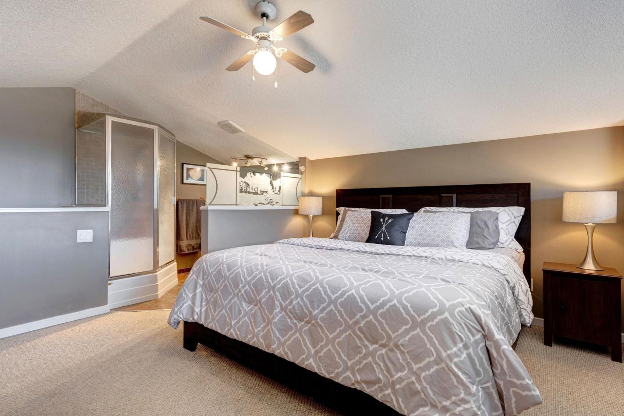 Cozy Condo with Epic Mountain Views, Parking, Air Con