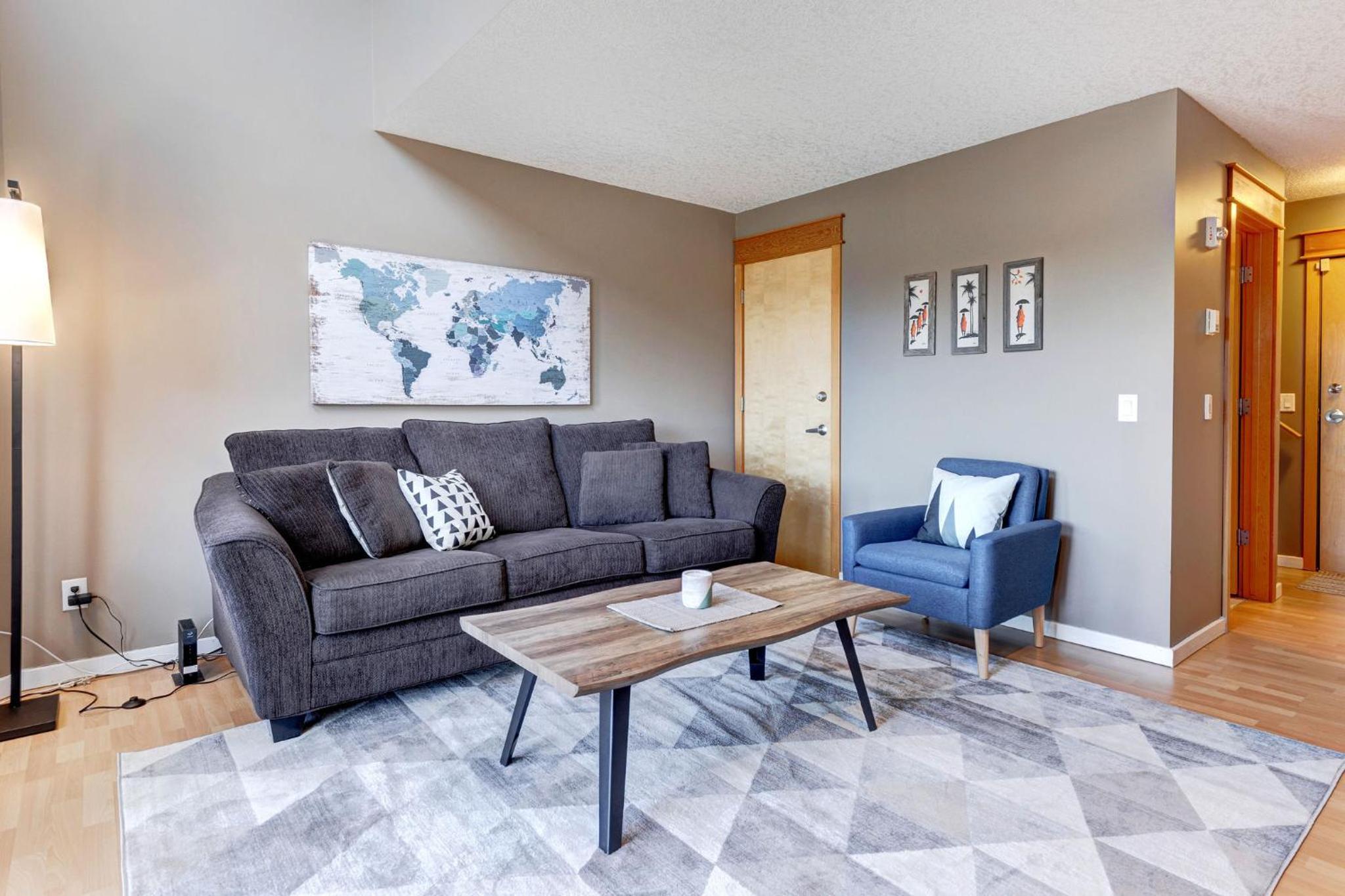 Cozy Condo with Epic Mountain Views, Parking, Air Con