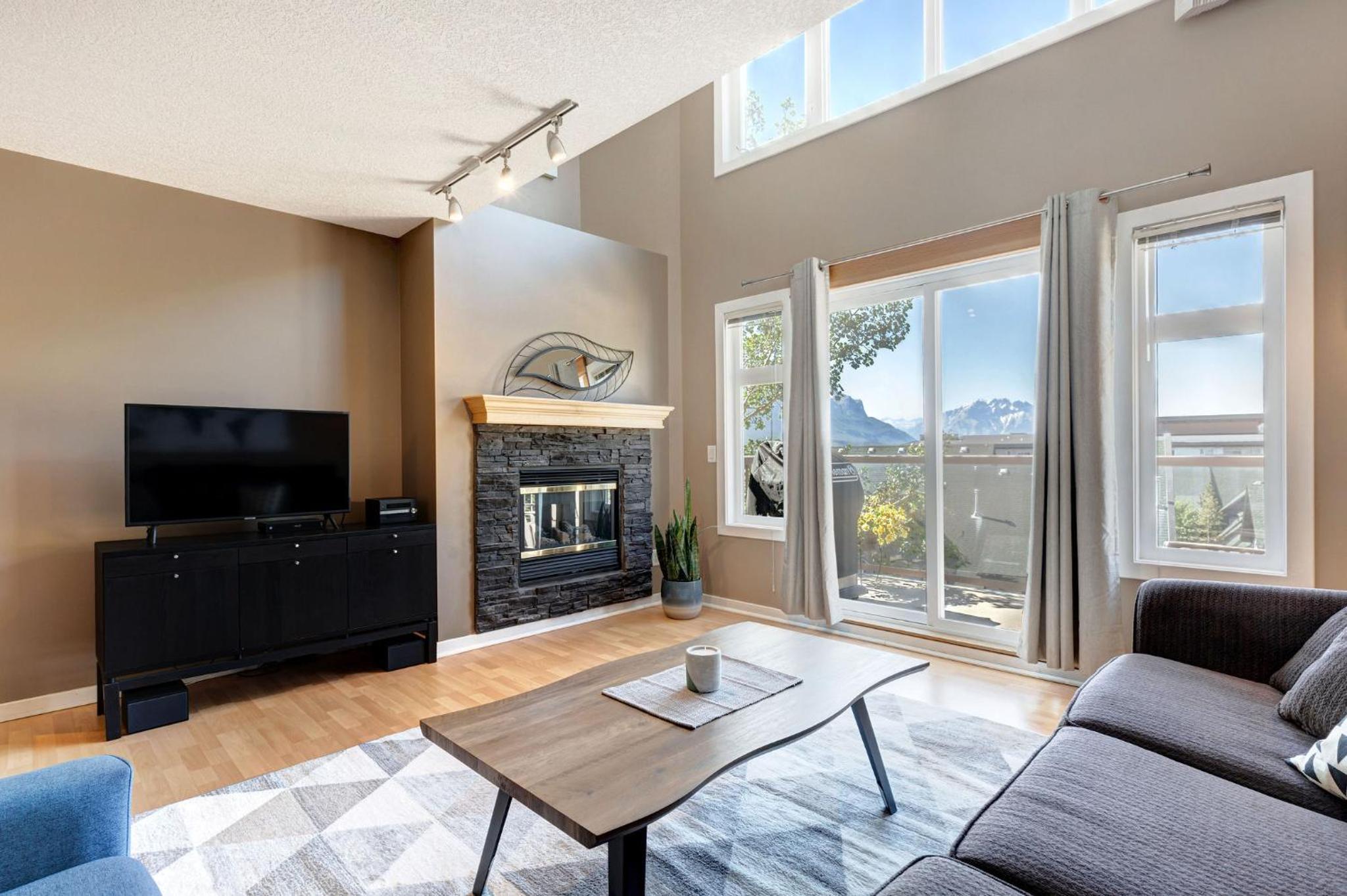 Cozy Condo with Epic Mountain Views, Parking, Air Con