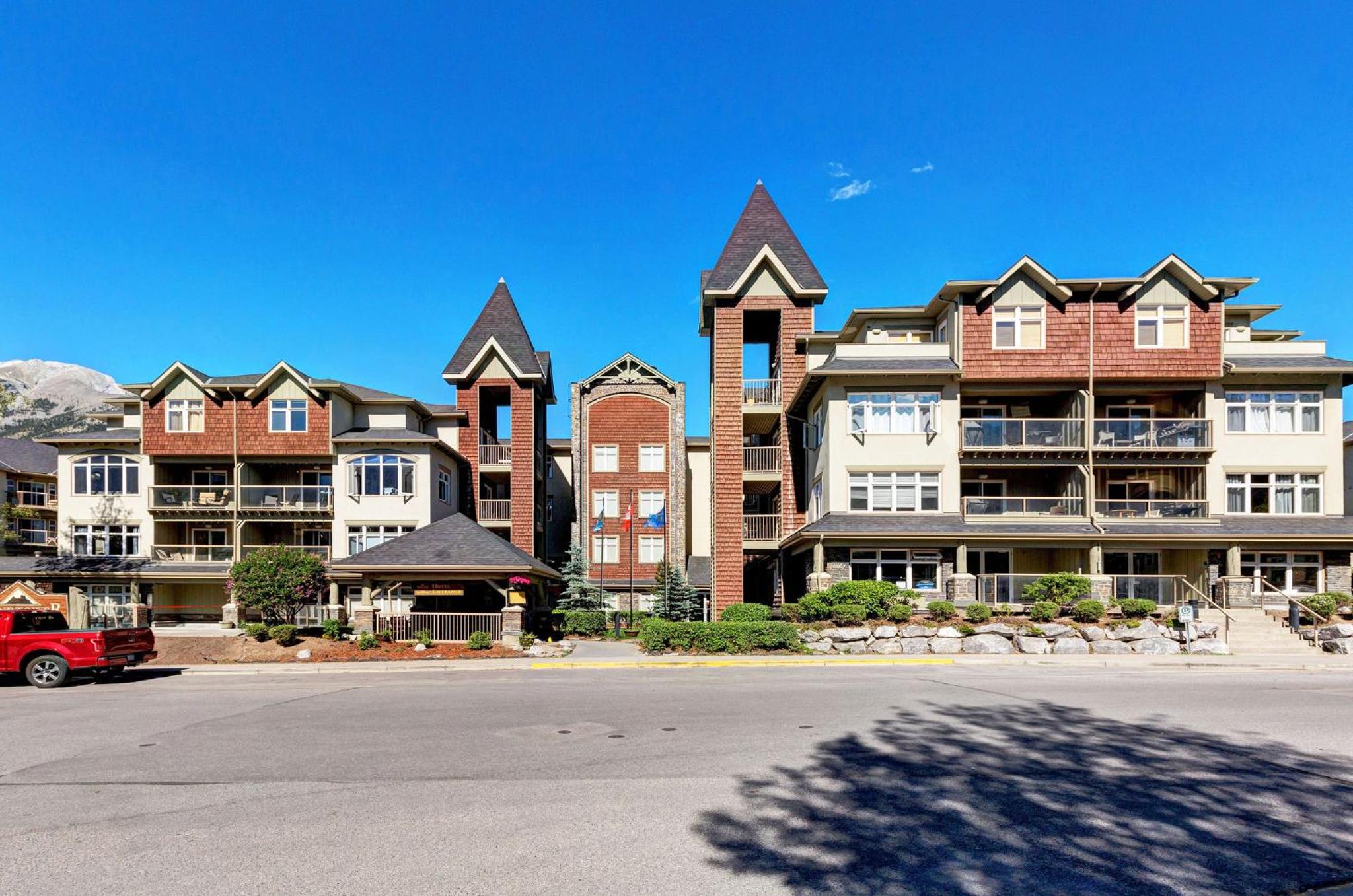 Cozy Condo with Epic Mountain Views, Parking, Air Con