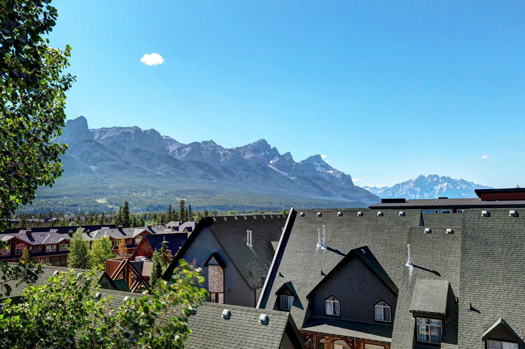 Cozy Condo with Epic Mountain Views, Parking, Air Con