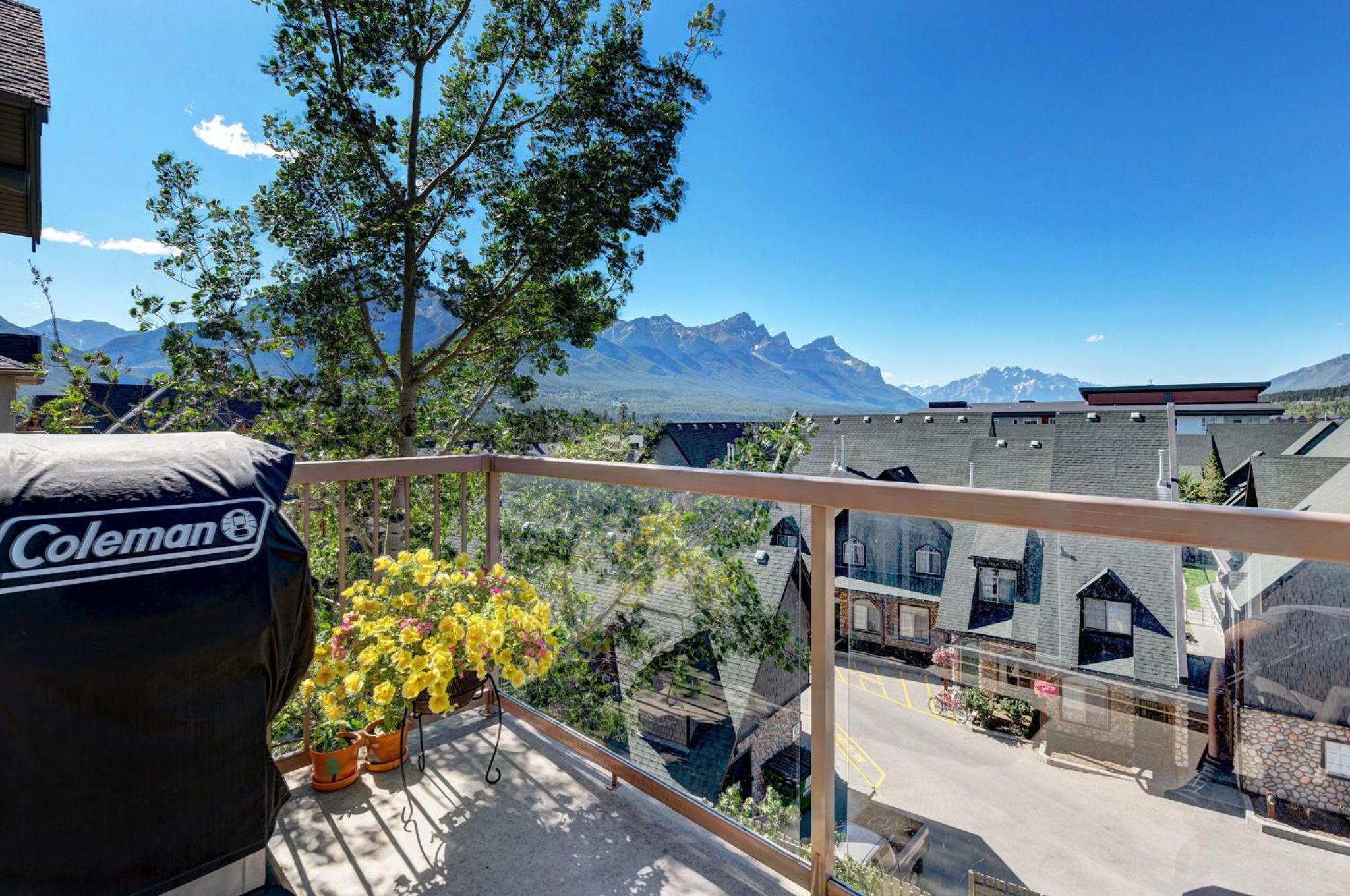 Cozy Condo with Epic Mountain Views, Parking, Air Con