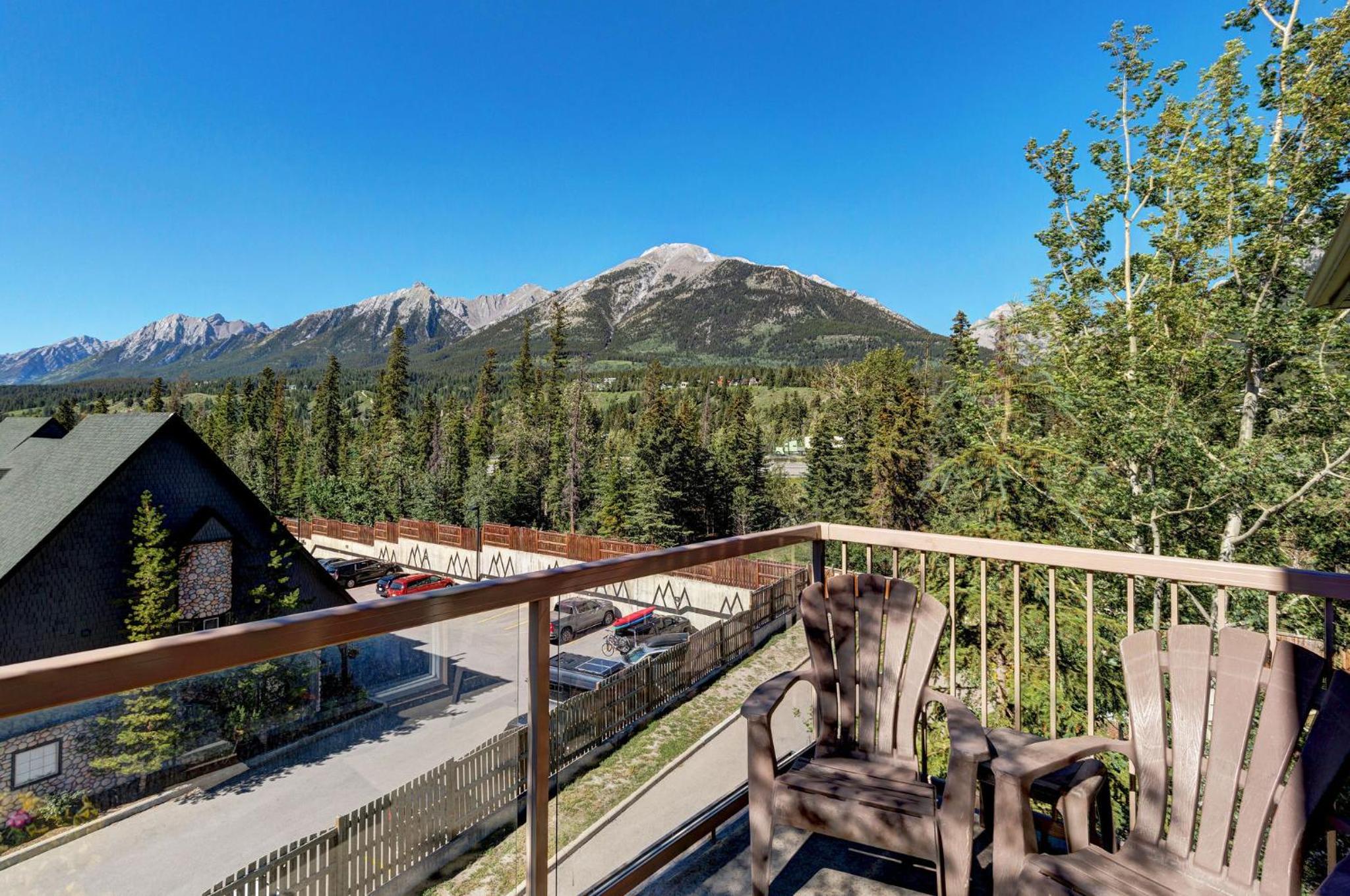 Cozy Condo with Epic Mountain Views, Parking, Air Con