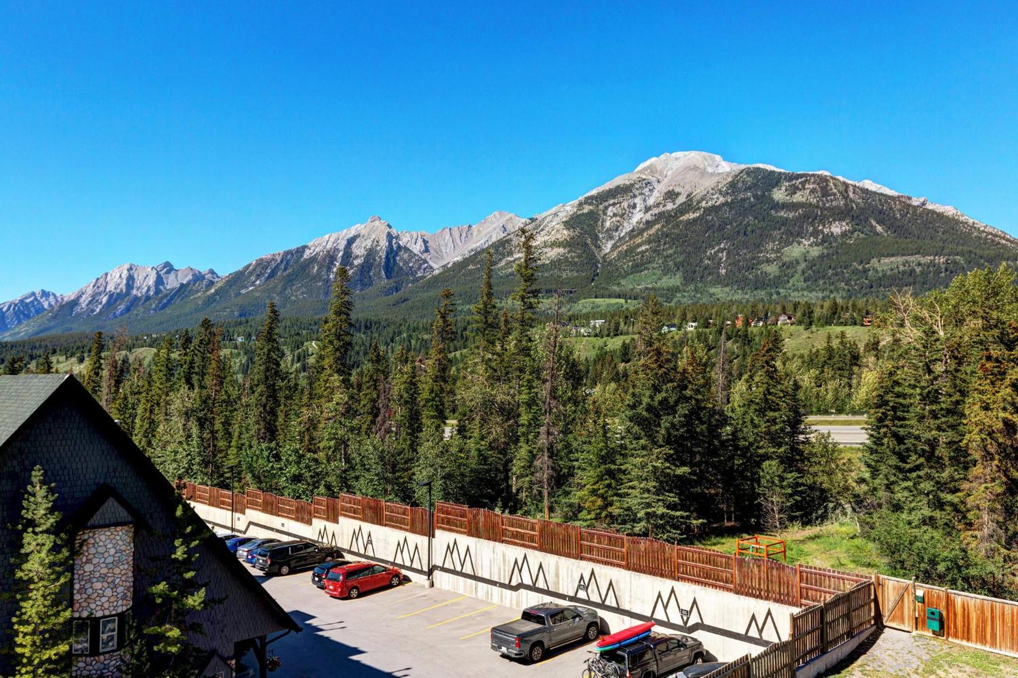 Cozy Condo with Epic Mountain Views, Parking, Air Con